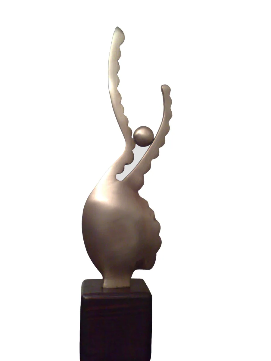 برونز A18، 2007–2008. برونز. برونز مصقول لجسد يرفع ذراعيه في خطوط متموّجة، على كتلة خشبية داكنة.