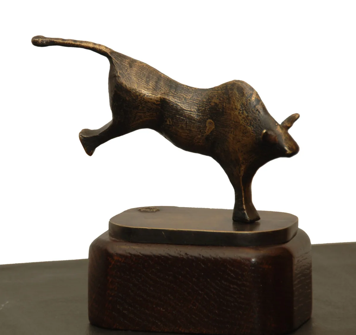 برونز B30، 2009–2010. برونز. برونز لحيوان يقفز بذيل طويل وقرنين، على قاعدة خشبية.