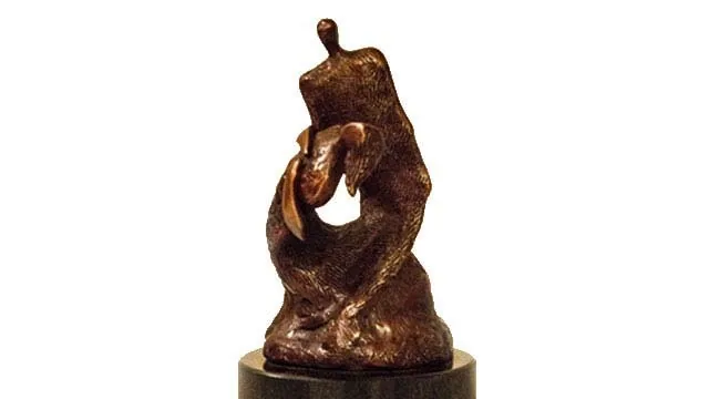 برونز C1، 2011–2012. برونز. برونز داكن صغير لجسد جالس ملتفّ حول شكل يشبه القلب، على قاعدة سوداء.